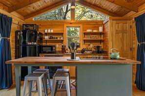 Fridge, microwave, stovetop, dishwasher - New! Pet Friendly Couple's Retreat w/ Hot Tub (Horse Shoe)