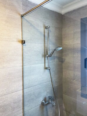 Shower, eco-friendly toiletries, towels, soap - Furnished 1 Bedroom at Lul Water (Accra)