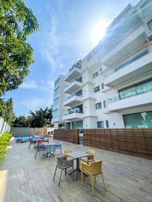 Outdoor dining - Furnished 1 Bedroom at Lul Water (Accra)