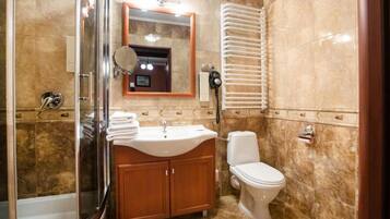 Deluxe-Apartment, Nichtraucher, Gartenblick | Badezimmer | Dusche, Haartrockner, Handtücher, Seife