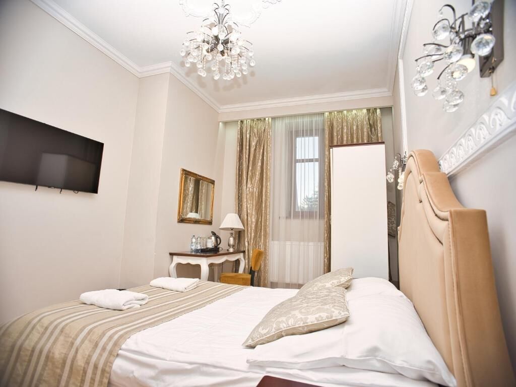 Desk, laptop workspace, free WiFi