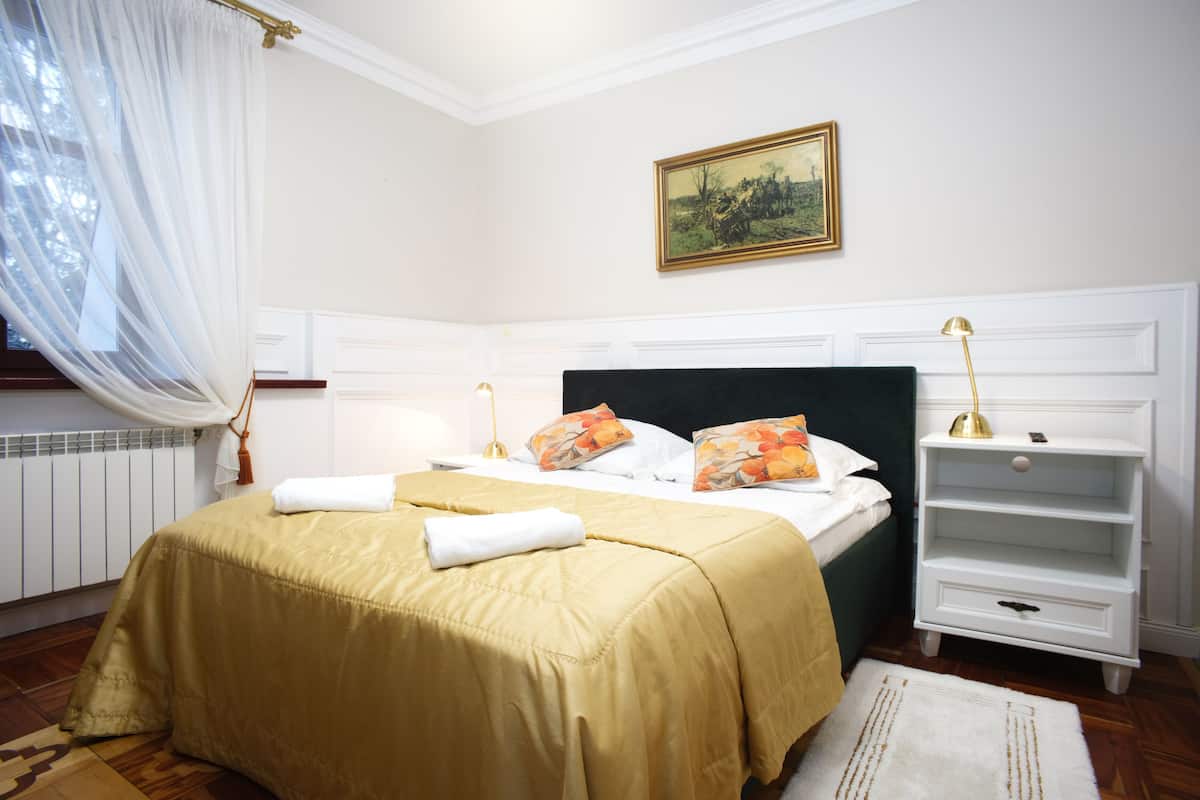 Deluxe Double Room | Bathroom | Shower, hair dryer, towels, soap