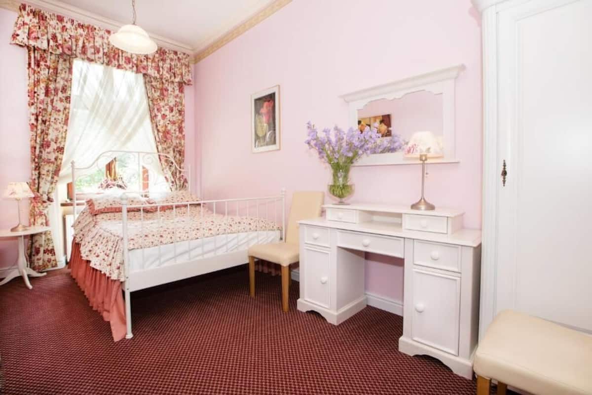 Deluxe Single Room, 1 Large Single Bed, Non Smoking, Garden View | Free WiFi