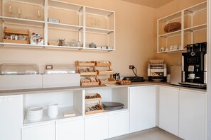 بوفيه فطور مجانًا يوميًا