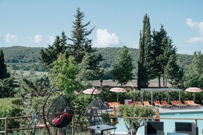 Außenpool (je nach Saison geöffnet), Sonnenschirme, Liegestühle