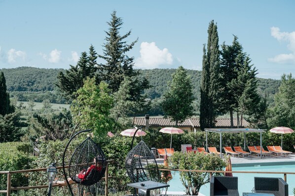 حمّام سباحة خارجي موسمي، مظلات على حمّام السباحة، مقاعد للتشمس