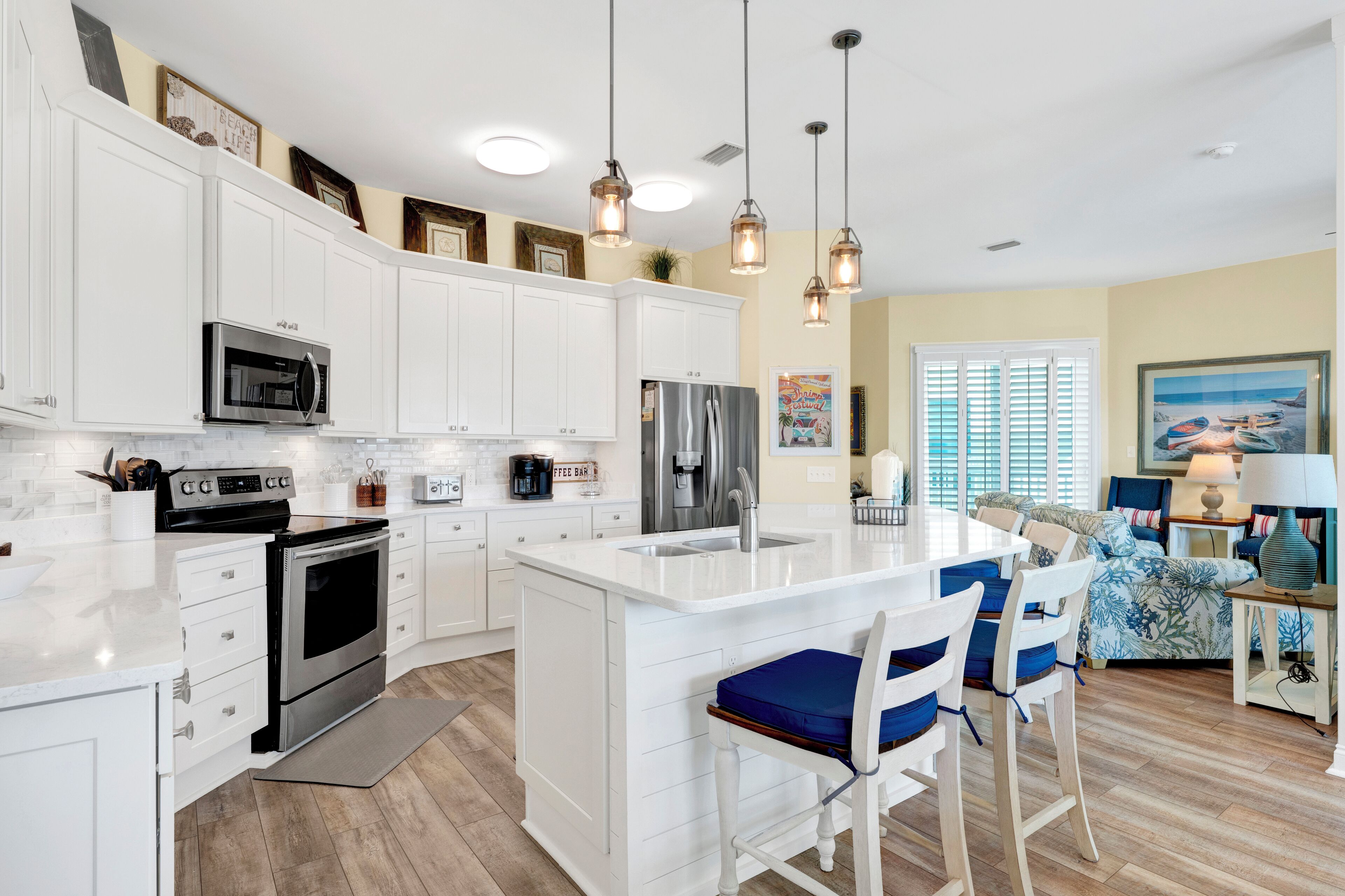 Microondas, horno, lavavajillas y cafetera o tetera