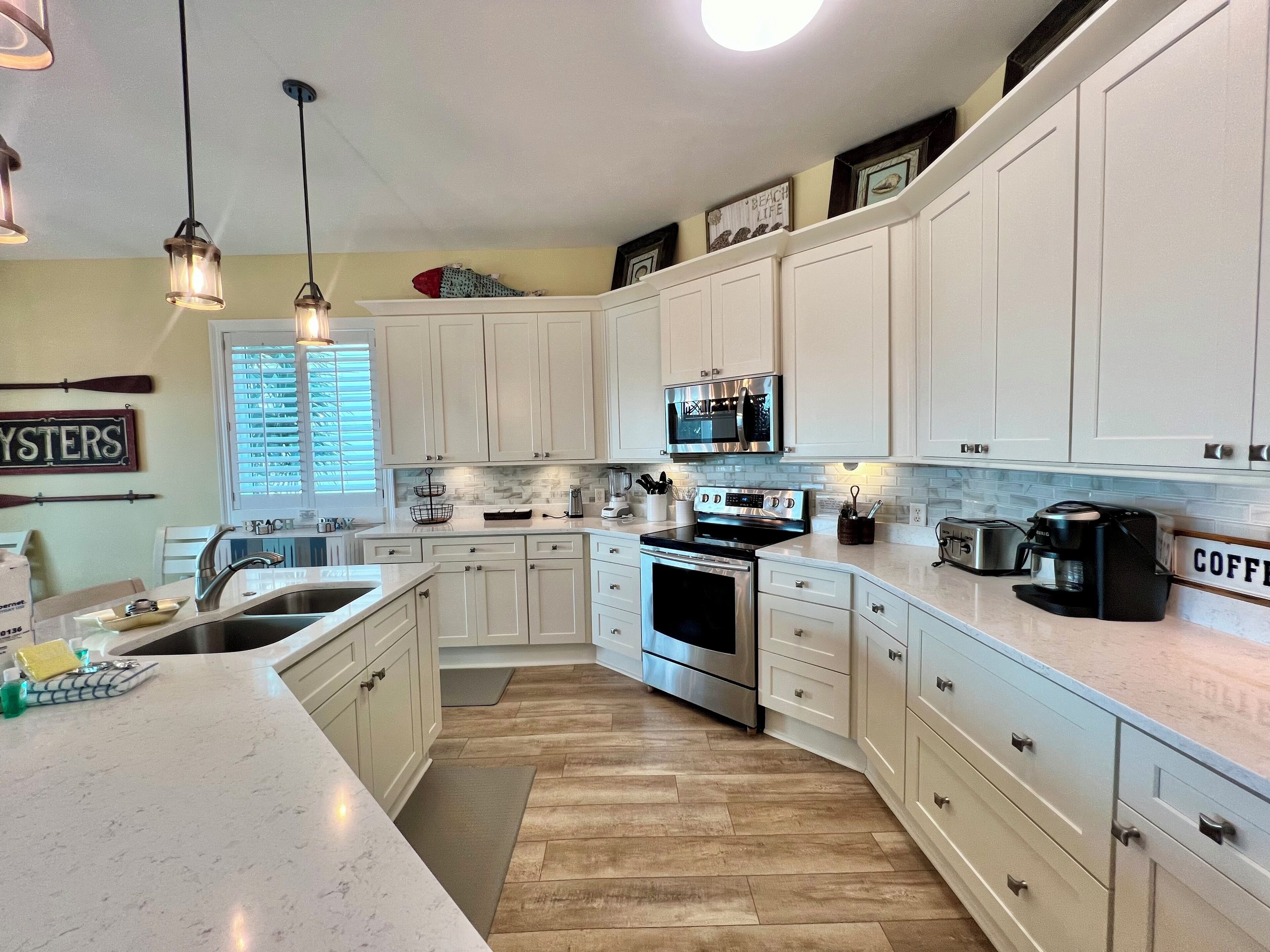 Microwave, oven, dishwasher, coffee/tea maker