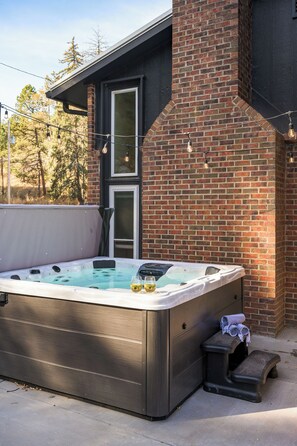 Outdoor spa tub - Creekside - Cozy Retreat - Hot Tub - Outdoor Sauna (Littleton)