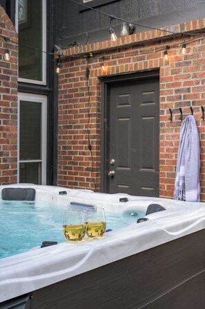 Outdoor spa tub - Creekside - Cozy Retreat - Hot Tub - Outdoor Sauna (Littleton)