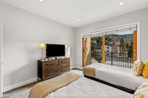 4 bedrooms, internet, bed sheets - At Base Area~Steps to Ski~Pool, Hot Tub, Garage (Steamboat Springs)