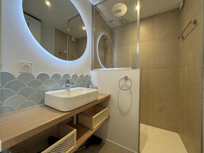 Douche, sèche-cheveux, serviettes fournies, savon