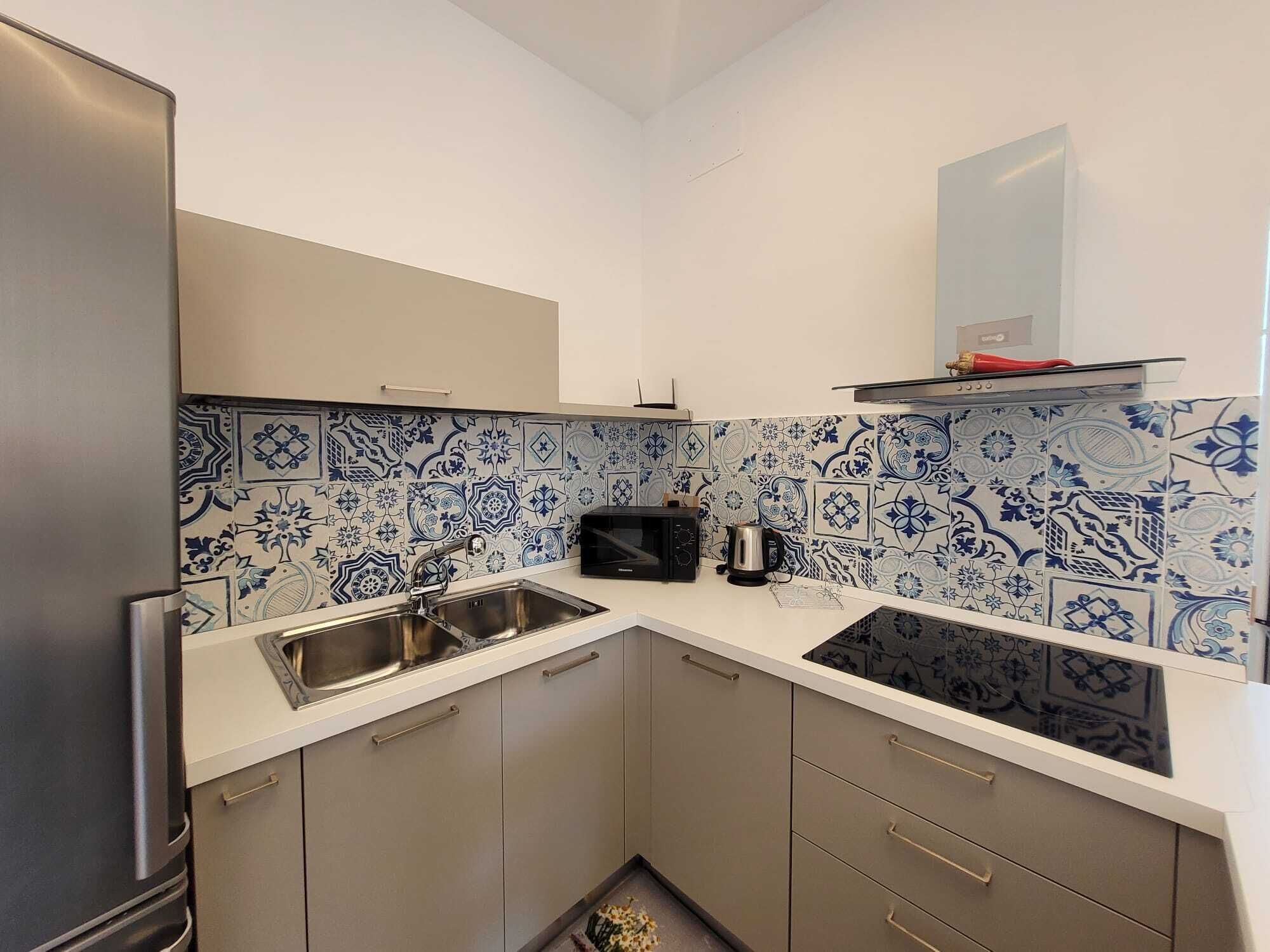 Jääkaappi, uuni, liesi, astianpesukone