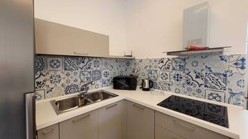 Fridge, oven, stovetop, dishwasher