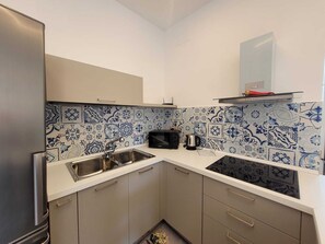 Jääkaappi, uuni, liesi, astianpesukone