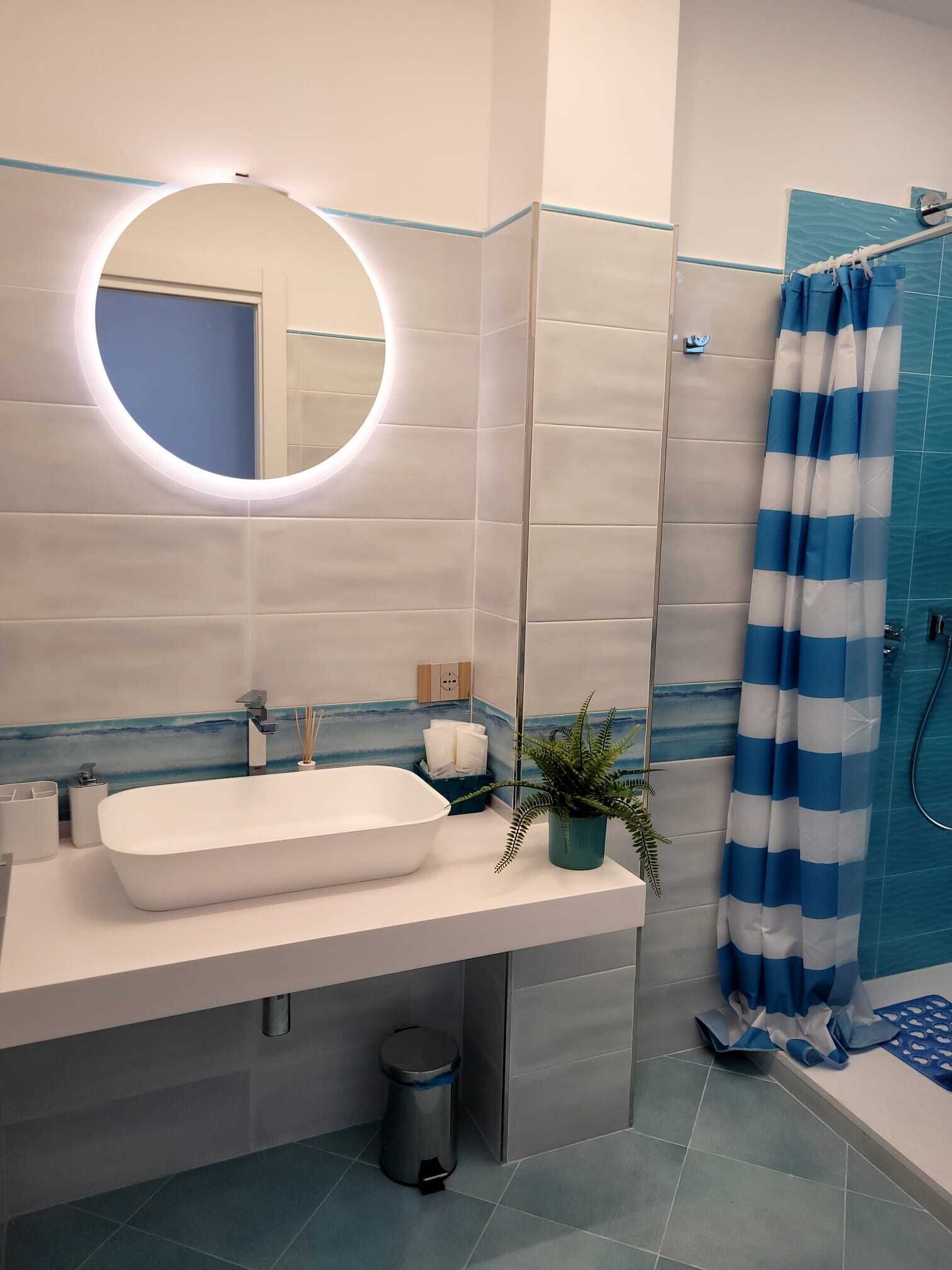 Hiustenkuivaaja, pyyhkeet, saippua, sampoo