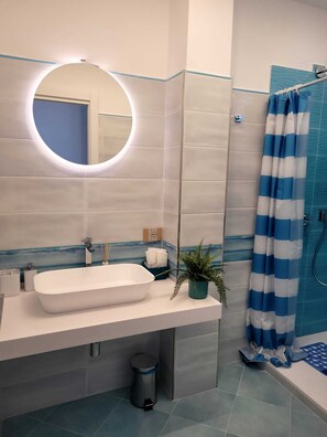 Hiustenkuivaaja, pyyhkeet, saippua, sampoo