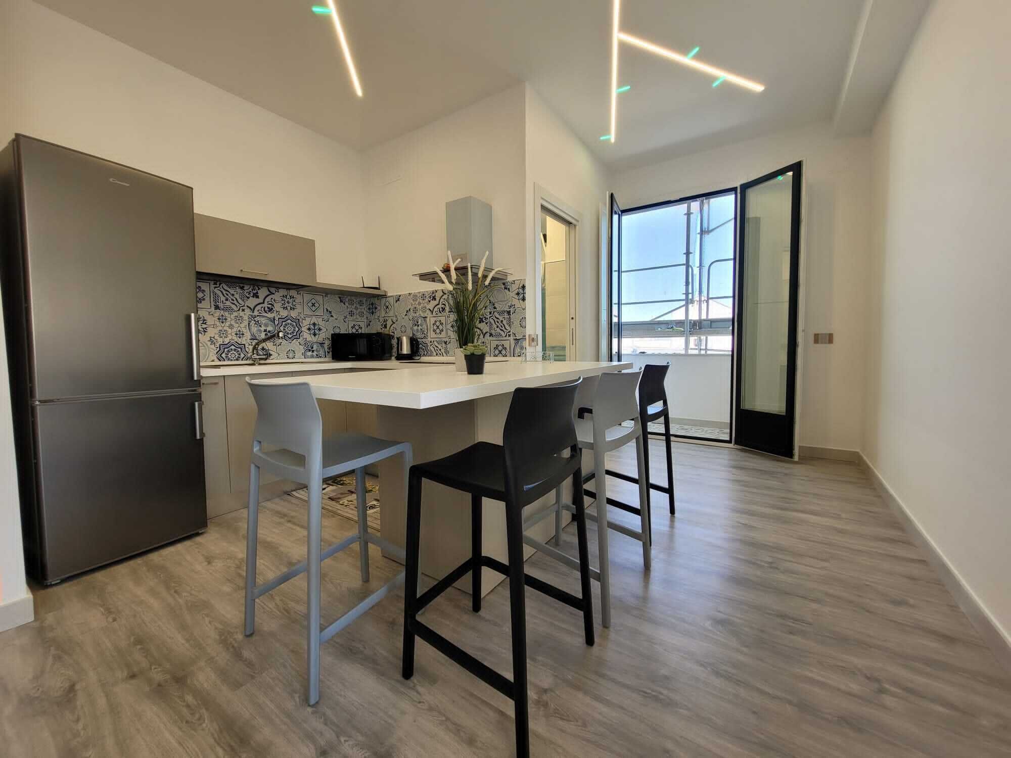 Jääkaappi, uuni, liesi, astianpesukone