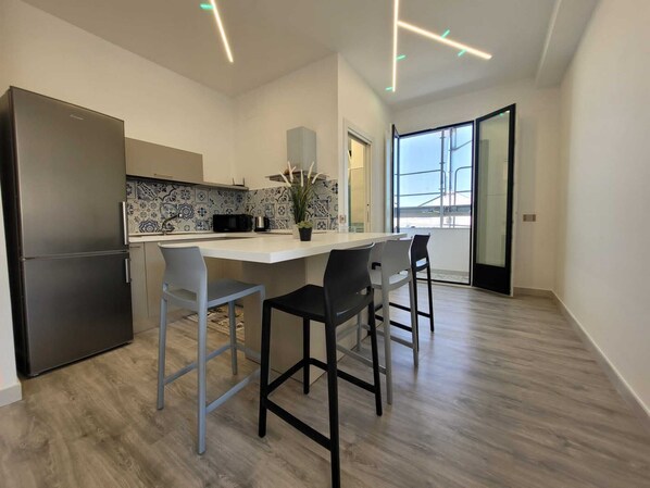 Jääkaappi, uuni, liesi, astianpesukone