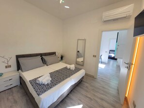 Een strijkplank/strijkijzer, reisbedje, gratis wifi, beddengoed