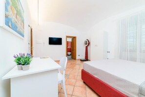 خزنة داخل الغرفة وملاءات أسرّة