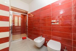 مجففات شعر، مراحيض شطف، مناشف، صابون