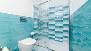 A bathroom with a glass shower enclosure, a toilet, and a sink. - Sara Luxury Rooms - Positano Room (Meta)