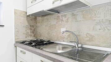 Coffee/tea maker, paper towels