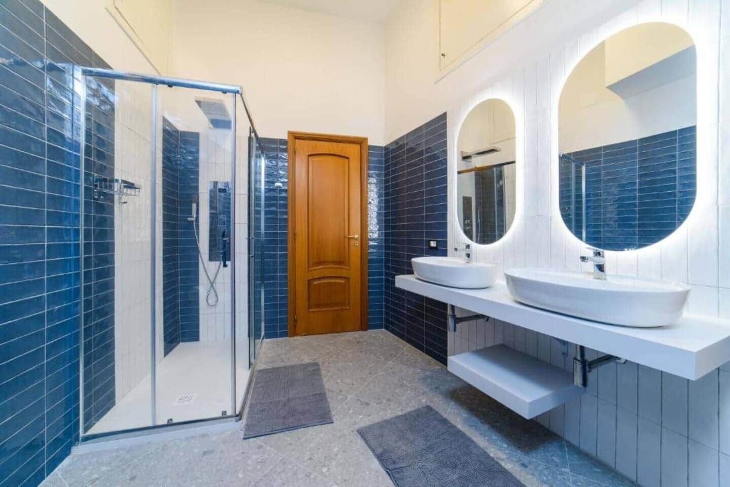 Bidet, sapone, shampoo, carta igienica