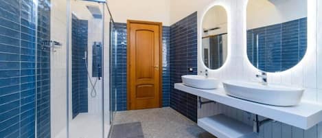 Bidet, Seife, Shampoo, Toilettenpapier