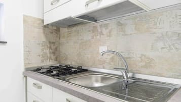 Coffee/tea maker, paper towels