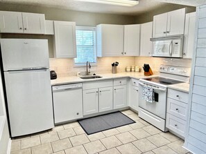 Private kitchen - Beach Square 2 –optional BIKES – Walk 2 Redfern Village, shops, and restaurants! (St. Simons Island)