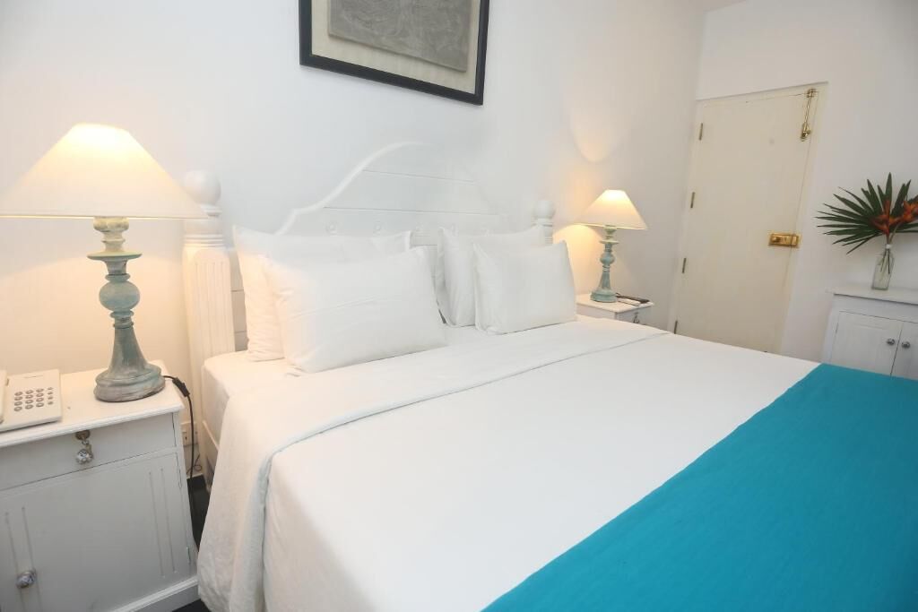 Tabla de planchar con plancha, wifi y ropa de cama 