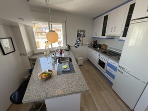 Kühlschrank, Mikrowelle, Ofen, Geschirrspüler