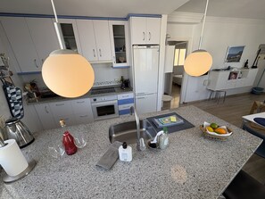 Fridge, microwave, oven, dishwasher - Lovely 2 bed apartment within walking distance to the beach and town (La Herradura)