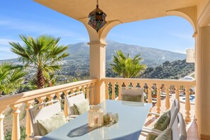 Outdoor dining - Room 'Belvedere' with Mountain View, Wi-Fi and Air Conditioning (Alhaurín el Grande)