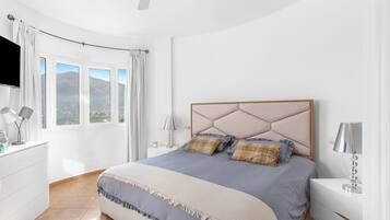 Tabla de planchar con plancha, wifi, ropa de cama
