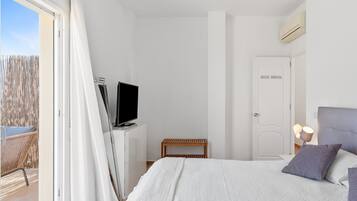 Tabla de planchar con plancha, wifi, ropa de cama