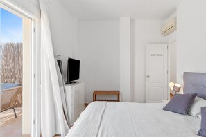Tabla de planchar con plancha, wifi, ropa de cama