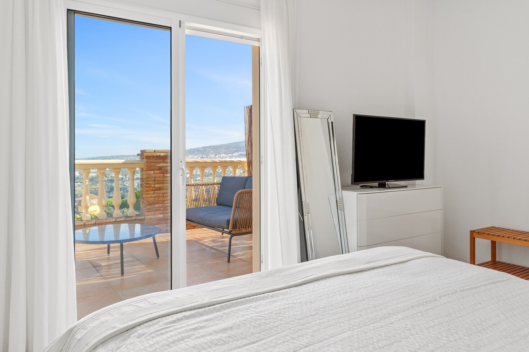 Iron/ironing board, WiFi, bed sheets