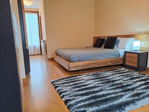 8 habitaciones, tabla de planchar con plancha y wifi 