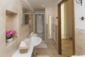 Jetted bath, hair dryer, bidet, towels - SARA LUXURY APARTMENT 2 (Sorrento)
