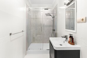 Douche, séchoir à cheveux, serviettes fournies