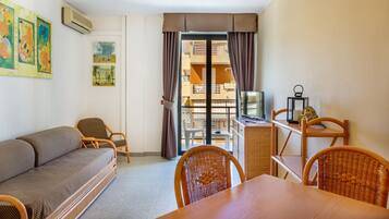 Apartamento | Área de estar | TV de tela plana 24 polegadas com canais a cabo