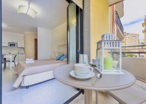 Estúdio | Área de estar | TV de tela plana 24 polegadas com canais a cabo