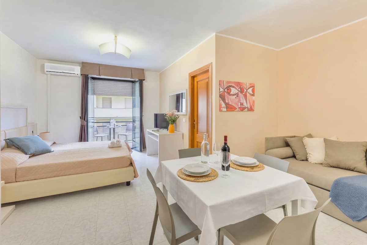 Estúdio | Área de estar | TV de tela plana 24 polegadas com canais a cabo