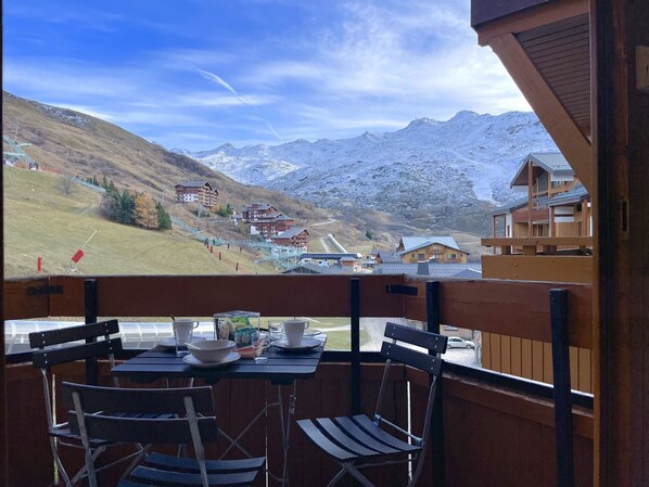 Outdoor dining - (CI.55) 2-room ski-in/ski-out south mountain corner (Les Menuires)