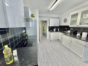 Fridge, microwave, oven, stovetop - Stylish Three Bedroom Apartment - 5 Mins Walk to Beach - Free Parking (Bournemouth)