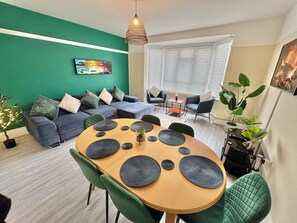 Smart TV - Stylish Three Bedroom Apartment - 5 Mins Walk to Beach - Free Parking (Bournemouth)