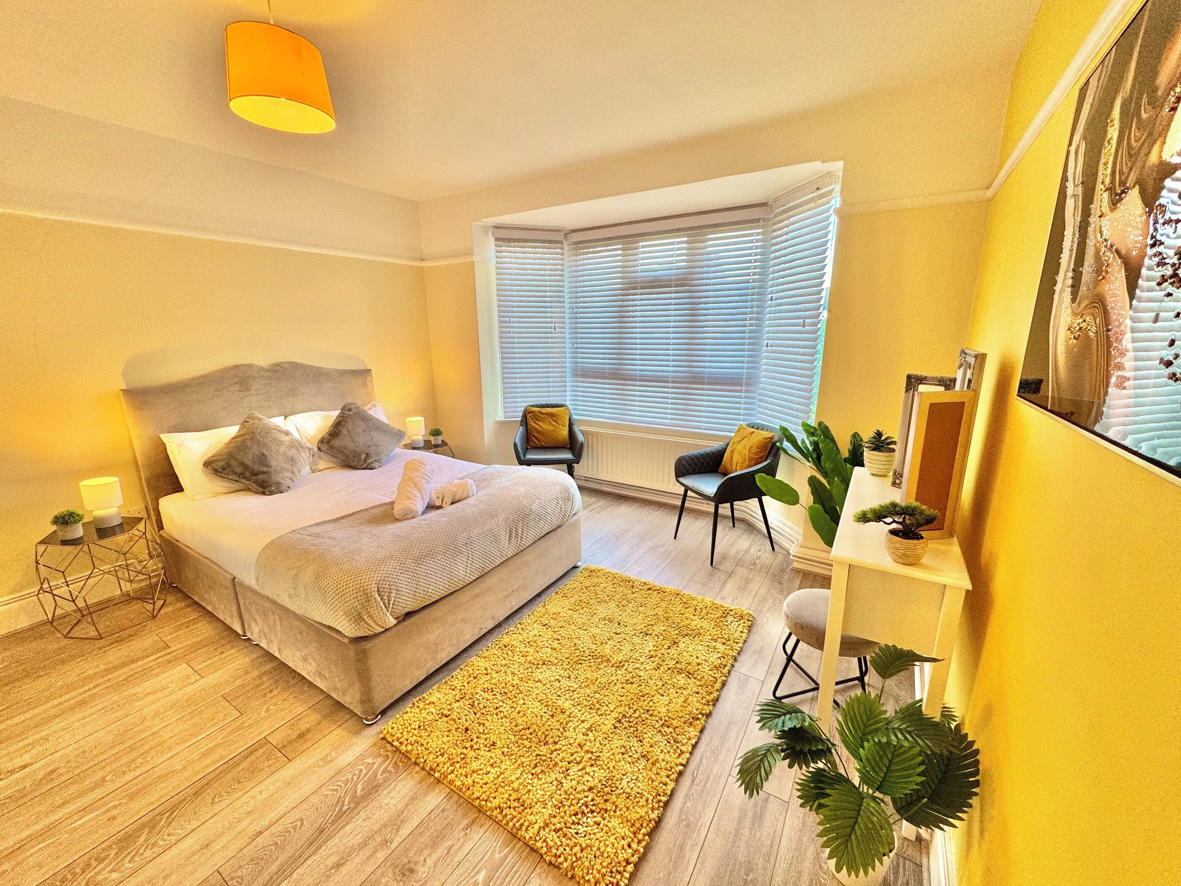 Tabla de planchar con plancha, wifi gratis y ropa de cama 